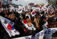 В Сеуле сотни тысяч сторонников президента требуют восстановить Пак Кын Хе в должности