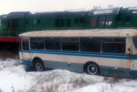 В Донецкой области автобус попал под поезд