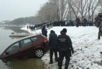 Автомобиль провалился под лед на Десне в Чернигове