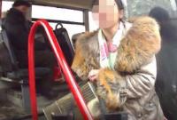 В Мариуполе женщина в троллейбусе угрожала ножом пассажирам