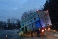 Во Львове под грузовиком провалился асфальт, канализационные стоки вытекают на дорогу (фото)