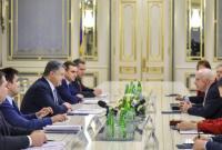 П.Порошенко пригласил американских сенаторов осуществить визит на Донбасс
