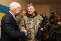 Порошенко и Маккейн прибыли в зону АТО, чтобы поздравить военнослужащих с Новым годом