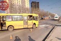ДТП в Киеве: столкнулись трамвай и маршрутка, есть пострадавшие