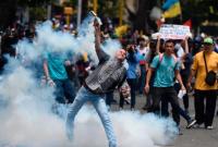 В Венесуэле многотысячные протесты переросли в столкновения с полицией
