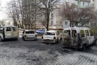 В Черноморске во дворе жилого дома сгорели сразу пять автомобилей