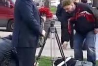 На Днепропетровщине Вилкул постановочно возложил цветы к памятнику, а потом забрал букет с собой (видео)