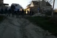 В Крыму оккупанты обыскивают дома татар (видео)
