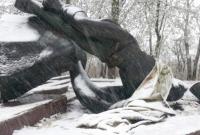 В Днепропетровской области вандалы порезали памятник Неизвестному офицеру, чтобы сдать на металлолом