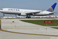 Авиакомпания United Airlines сняла с рейса молодую пару