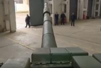 В Харькове "из пепла" возрождают старые танки для отправки на фронт (видео)