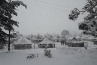 Апрельская неожиданность: полевой лагерь 54-ой ОМБр засыпало снегом (фото)