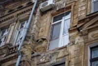 В Одессе с исторического здания обрушился уже третий балкон: пострадал автомобиль
