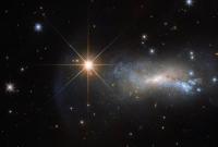 "Хаббл" сделал снимок звезды, которая затмила целую галактику