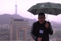 В Китае журналиста в прямом эфире ударила молния (видео)