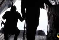 Будущие офицеры ВДВ десантировались с 800 метров с оружием (видео)