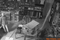 Грабитель-неудачник проник в магазин через крышу и не смог забраться назад (видео)