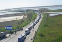 Оккупанты четвертые сутки задерживают пропуск машин к ВО АР Крым