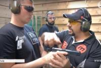 Как иностранные тренеры учили ветеранов АТО стрелять из пистолета (видео)