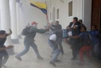 Столкновения в Венесуэле: сторонники Мадуро напали на оппозиционеров в парламенте