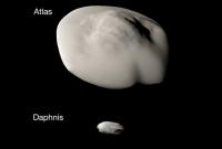 Зонд Cassini передал на Землю снимок малых спутников Сатурна