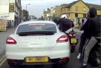 В стиле экшн: в Лондоне вооруженная банда на мопедах ограбила стоящий в пробке Porsche (видео)