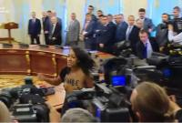 Оголена провокація: дівчина показала Порошенку та Лукашенку груди (+18)