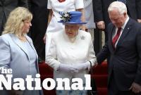 Генерал-губернатор Канады нарушил протокол, взяв королеву Елизавету II за локоть (видео)
