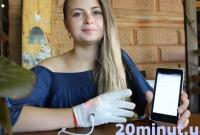 В Тернополе 19-летняя студентка создала перчатку, которая может озвучивает жесты через смартфон (видео)