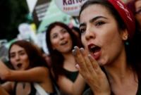 В Турции женщины протестуют против требований носить традиционную одежду
