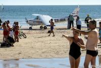 Самолет совершил экстренную посадку на пляже в Португалии, двое отдыхающих погибли (видео)