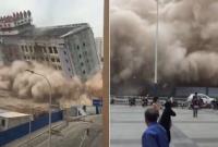 В Китае снесли многоэтажный дом в нескольких метрах от прохожих (видео)