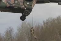 Офицеры ВДВ на полигоне десантировались без парашюта (видео)