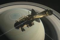 NASA показало видео пролета Cassini между Сатурном и его кольцами