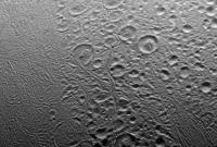 NASA опубликовало снимок северного полюса Энцелада