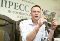 Навальному неожиданно выдали загранпаспорт, но запретили выезжать из РФ