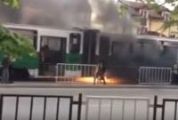 Во Львове во время движения загорелся недавно отремонтированный трамвай (видео)
