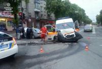 В Тернополе на перекрестке столкнулись скорая и "Мерседес" (видео)