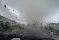 Торнадо унес автомобиль с людьми (видео)