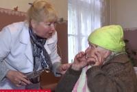 Ежедневный подвиг: в зоне АТО медсестра добровольно помогает старикам-селянам (видео)
