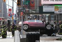 На Таймс-Сквер в Нью-Йорке легковой автомобиль врезался в прохожих, есть погибший и раненые