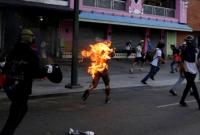В Венесуэле в ходе акции протеста подожгли мужчину