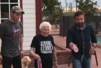 Чак Норрис проиграл бабушке в фигурном подбрасывании бутылки (видео)