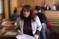 В Славянске чиновница демонстративно вышла во время минуты молчания по погибшим военным (видео)