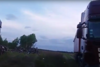 На Киевщине фуры среди поля сбросили львовский мусор: местные жители угрожали водителям физической расправой (видео)