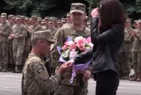 Солдат-срочник на присяге признался девушке в любви (видео)