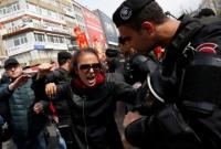 Полиция в Стамбуле применила слезоточивый газ против демонстрантов