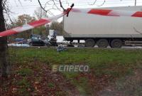 В Киеве легковушка столкнулась с грузовиком, есть погибший
