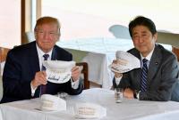 Трамп сыграл в гольф с премьером Японии Абэ