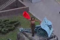 Обнаженная активистка Femen зажгла файер на памятнике-пушке в Киеве (видео)